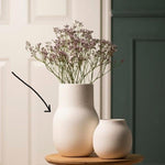 Stor flot og rummelig vase til store flotte buketter eller grene - Høj vase i hvid porcelæn - Se også de andre skønne vaser, som kan købes online i flere forskellige højder og designs - RAUMTRAUM.dk