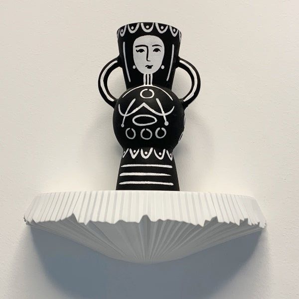 Unik indretning - Unik vase - Kun her - Meksikansk inspireret vase - ansigt - Fede vaser i unikt design hos RAUMTRAUM.dk  Spændende og anderledes vase i hvid og sort med ansigt 