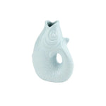 Lille vase til bordpynt - Fisk i lyseblå farve  - Vasen kan bruges på flere interessante måder og er sød med eller uden blomster. Fåes i flere størrelser.