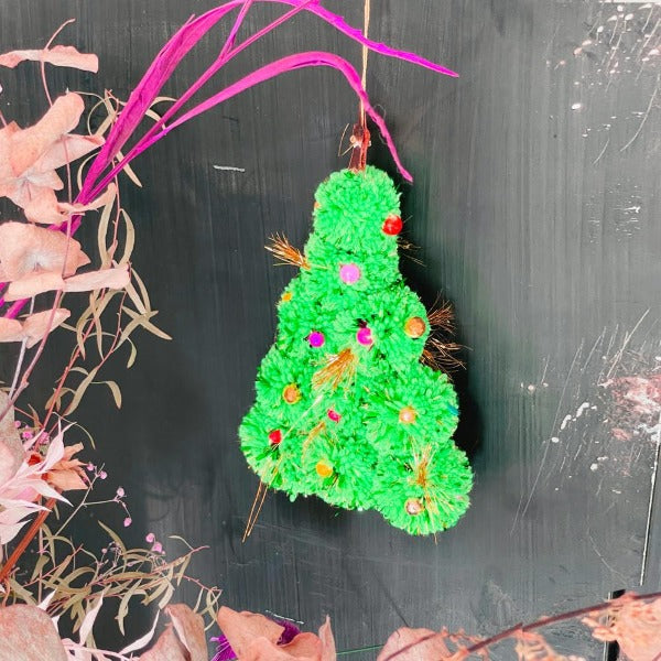 Juletræet med sn pynt - Dekorer en dør, et vindue eller hæng dekorationen på væggen - det ser forfriskende, varmt og indbydende ud. Og sender et signal: Det er jul!
