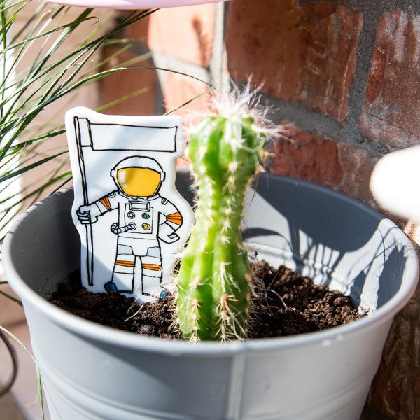 Super festligt planteskilt i porcelæn - astronaut