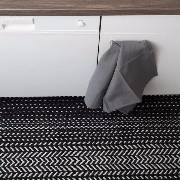 Brug tæppet i køkkenet og vask det ved 30 grader i vaskemaskinen, når det bliver beskidt. Brug tæppet her både udendørs såvel som indendørs - Smukke naturfarver - Gulvtæppe stue - Køb tæpper i nordisk stil hos RAUMTRAUM.dk
